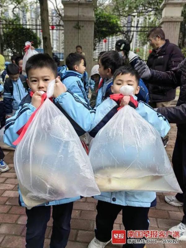 李瑩供圖果蔬五花八門祝福包羅萬象26日早上,南寧市桂雅路小學教育