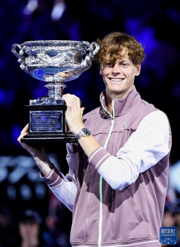 澳网：辛纳捧杯