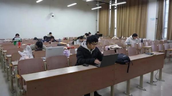 河南这所大学，偷偷为学生充电……