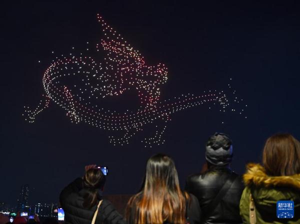 香港举办无人机灯光秀 香港举办无人机灯光秀