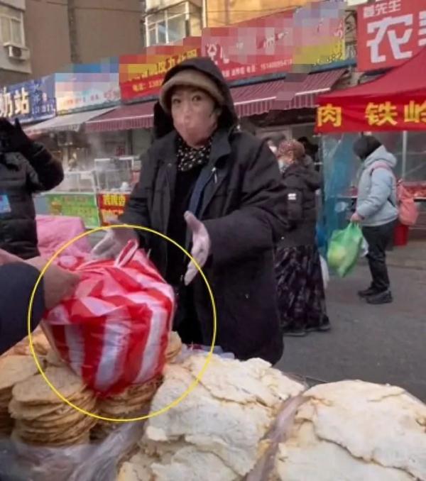 “你砸早市碗，我就砸你锅！”“鱼片刺客”被永久拉黑，公安介入→