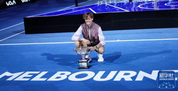 澳网：辛纳捧杯