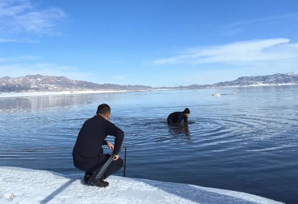 零下12℃!民警在赛里木湖帮游客打捞无人机 网友都心疼了 零下12℃!民警在赛里木湖帮游客打捞无人机 网友都心疼了