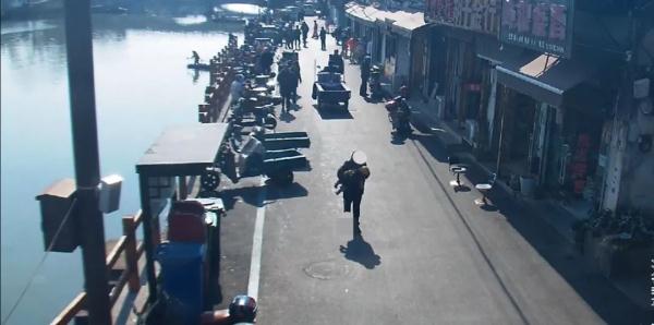 70岁!30秒!河道保洁员救起10个月大的婴儿 70岁!30秒!河道保洁员救起10个月大的婴儿