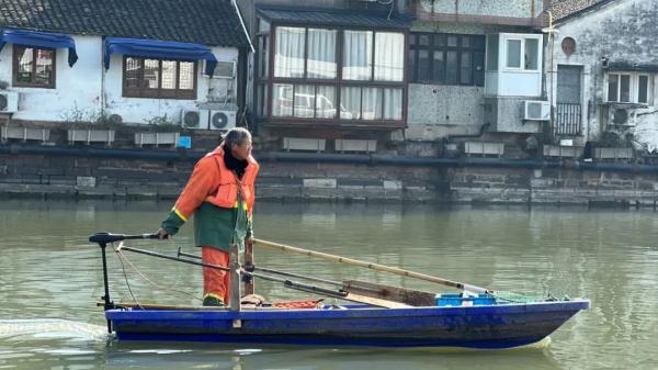 70岁!30秒!河道保洁员救起10个月大的婴儿 70岁!30秒!河道保洁员救起10个月大的婴儿