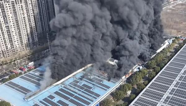 现场黑烟滚滚!河南一仓库突发火灾,消防通报 现场黑烟滚滚!河南一仓库突发火灾,消防通报