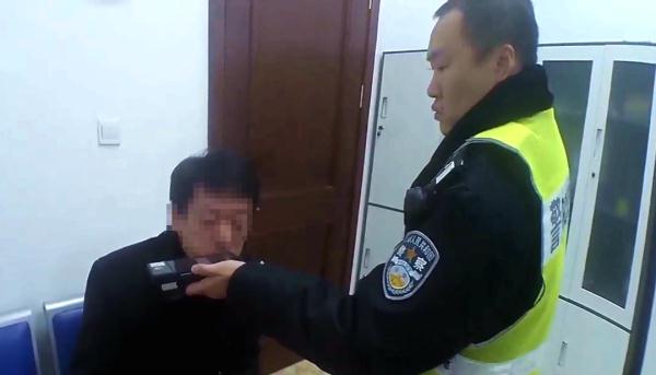 无证+醉驾！“醉”上加罪！