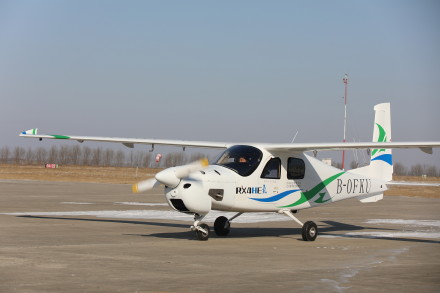 世界首款四座氢内燃飞机原型机首飞成功