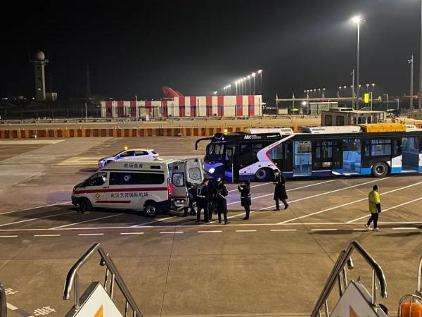 突发！航班备降武汉，一小时紧急救援……