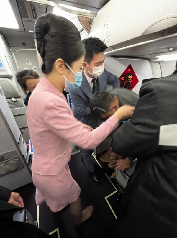 突发！航班备降武汉，一小时紧急救援……