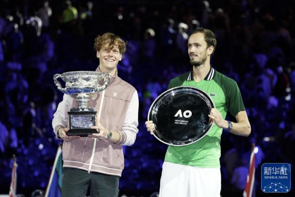 澳网：辛纳捧杯