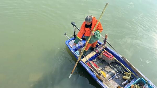 70岁!30秒!河道保洁员救起10个月大的婴儿 70岁!30秒!河道保洁员救起10个月大的婴儿