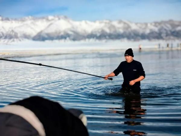零下12℃!民警在赛里木湖帮游客打捞无人机 网友都心疼了 零下12℃!民警在赛里木湖帮游客打捞无人机 网友都心疼了