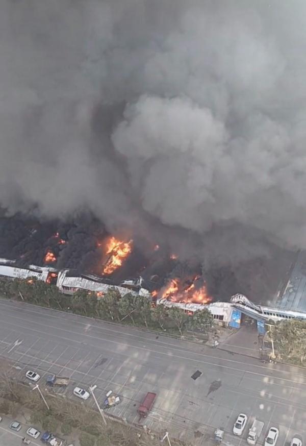 现场黑烟滚滚!河南一仓库突发火灾,消防通报 现场黑烟滚滚!河南一仓库突发火灾,消防通报