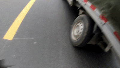 货车车厢搭车棚还载人,既危险又违法! 货车车厢搭车棚还载人,既危险又违法!