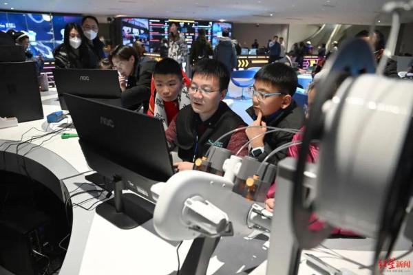 成都科幻馆正式开放 首日5000人预约逛馆