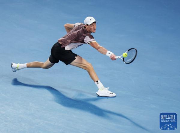 澳网：辛纳捧杯