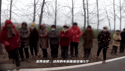 货车车厢搭车棚还载人,既危险又违法! 货车车厢搭车棚还载人,既危险又违法!