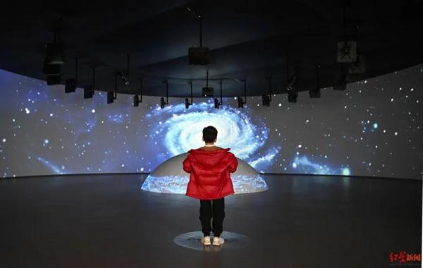 成都科幻馆正式开放 首日5000人预约逛馆