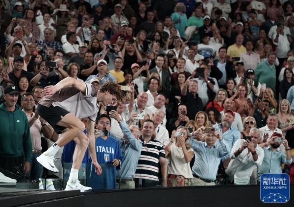 澳网：辛纳捧杯