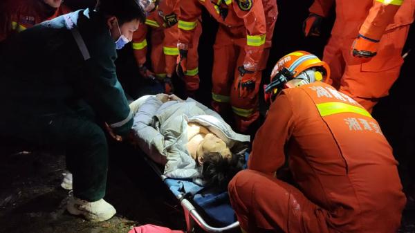 高速堵车“休息下”，一家四口坠下10米高桥