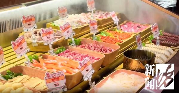 知名连锁餐厅“牛New寿喜烧”吃出虫子，还不止一条……