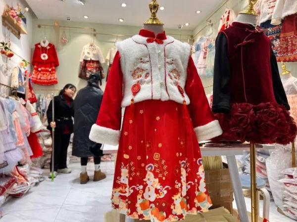 销售火爆!今年拜年服流行这种风格,有裁缝店排单到年后 销售火爆!今年拜年服流行这种风格,有裁缝店排单到年后