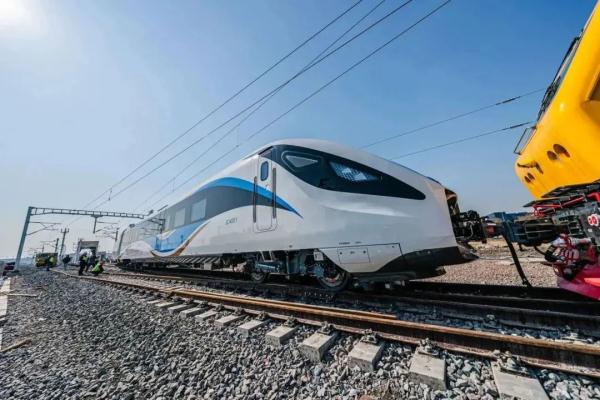 上海市域铁路机场联络线首列车抵沪，即将开启调试