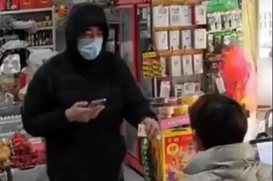 “你违法了，一万块私了”，男子买烟后拿出身份证，老板懵了…