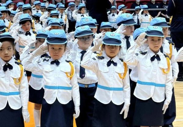 香港萌娃升国旗,唱国歌!爱国教育从这里开始 香港萌娃升国旗,唱国歌!爱国教育从这里开始