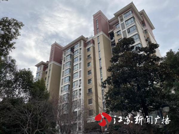七旬独居老人凌晨砸楼下邻居的门  邻里矛盾何解？
