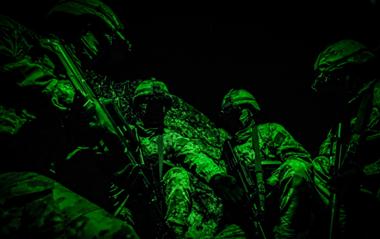 超酷视角！看高原侦察兵夜间战术演练现场