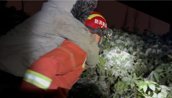 高速堵车“休息下”，一家四口坠下10米高桥