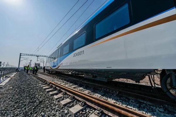 上海市域铁路机场联络线首列车抵沪，即将开启调试