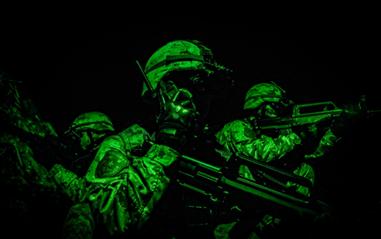 超酷视角！看高原侦察兵夜间战术演练现场