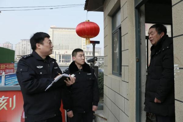 右腿被刺10厘米伤口!他说:“当警察,还能怕流血?” 右腿被刺10厘米伤口!他说:“当警察,还能怕流血?”