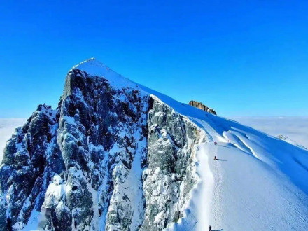 哈巴雪山发生滑坠事故一登山者遇难，登山者已全部下撤，是否禁攀尚待通告