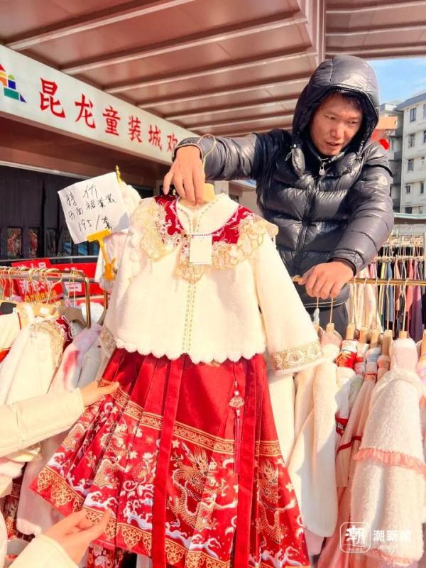 销售火爆!今年拜年服流行这种风格,有裁缝店排单到年后 销售火爆!今年拜年服流行这种风格,有裁缝店排单到年后