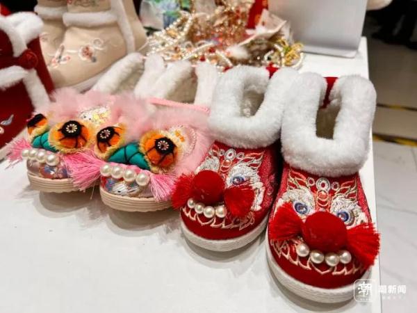 销售火爆!今年拜年服流行这种风格,有裁缝店排单到年后 销售火爆!今年拜年服流行这种风格,有裁缝店排单到年后