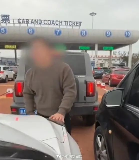 热搜第一！“奔驰车主插队并砸引擎盖”，警方回应