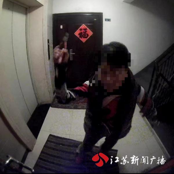 七旬独居老人凌晨砸楼下邻居的门  邻里矛盾何解？