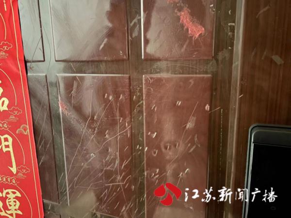 七旬独居老人凌晨砸楼下邻居的门  邻里矛盾何解？