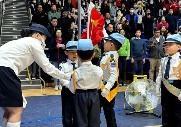 香港萌娃升国旗,唱国歌!爱国教育从这里开始 香港萌娃升国旗,唱国歌!爱国教育从这里开始