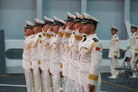 光荣!海军在山东舰上晋衔授衔 光荣!海军在山东舰上晋衔授衔