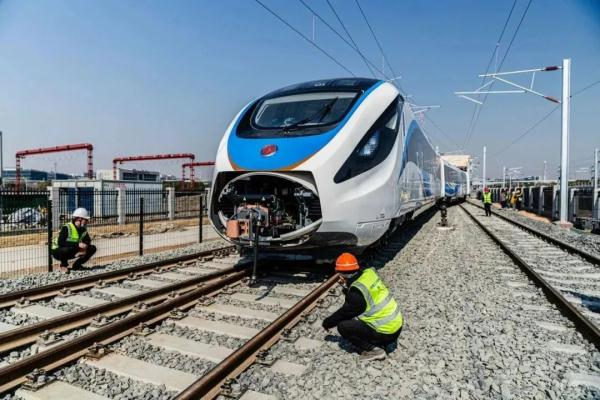 上海市域铁路机场联络线首列车抵沪，即将开启调试