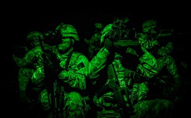 超酷视角！看高原侦察兵夜间战术演练现场