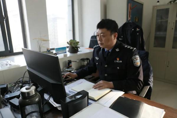 右腿被刺10厘米伤口!他说:“当警察,还能怕流血?” 右腿被刺10厘米伤口!他说:“当警察,还能怕流血?”