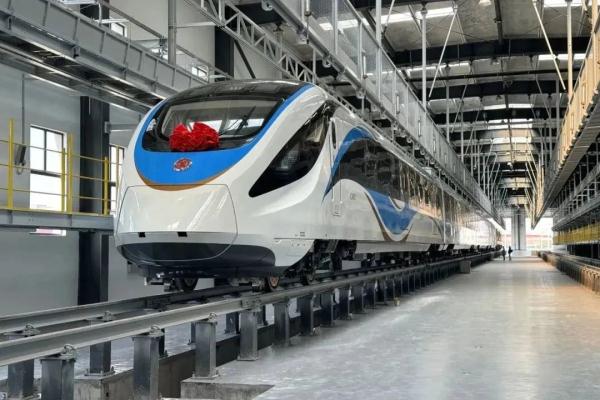 上海市域铁路机场联络线首列车抵沪，即将开启调试