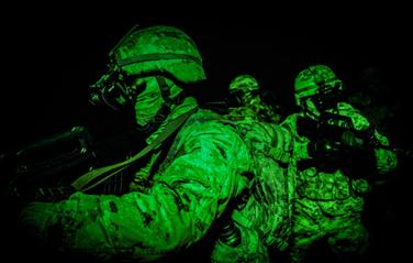 超酷视角！看高原侦察兵夜间战术演练现场