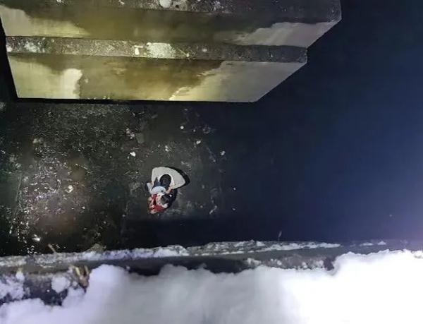 高速堵车“休息下”，一家四口坠下10米高桥